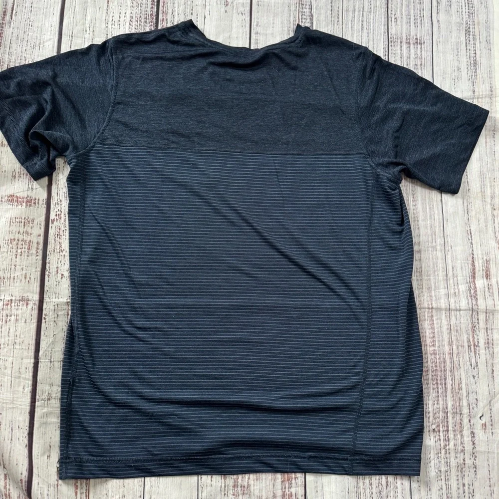 The North Face FlashDry Men’s Blue Stripe Pocket Tee Size M - Picture 7 of 7